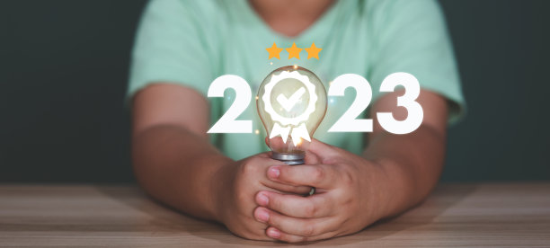 男孩抱着灯泡新技术2023图片下载