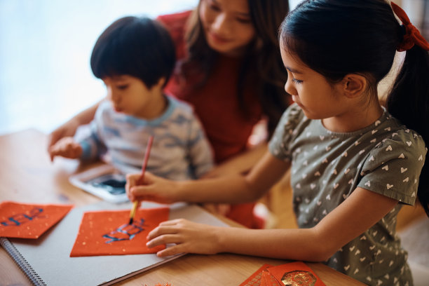 中国小女孩和她的家人为庆祝农历新年做辉春。图片下载
