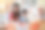 中国母亲和儿子在家里写书法庆祝新年。图片下载