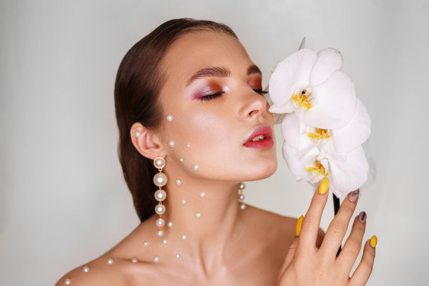 精致的女模特与鲜花在工作室图片下载