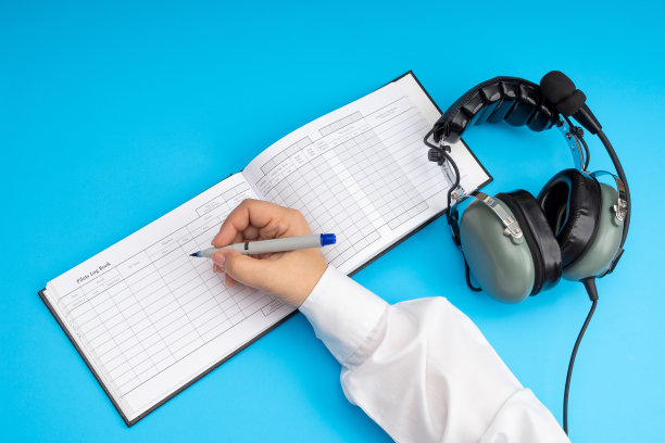 女飞行员在飞行日志中记录，航空公司女飞行员的概念图片下载