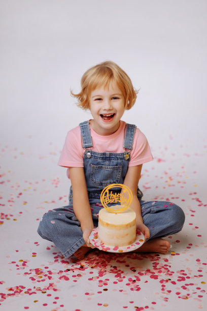 一个可爱的小女孩的肖像6-7岁图片下载