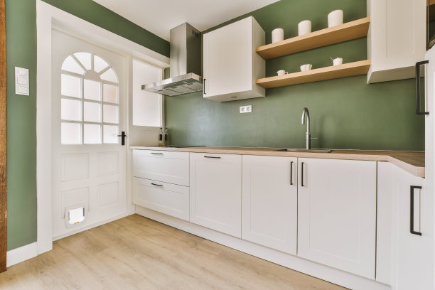 白色家具的现代厨房内部图片下载