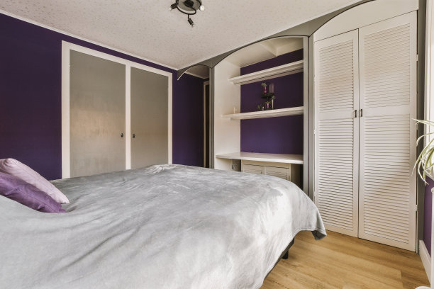 带木质衣柜的浅色卧室图片下载