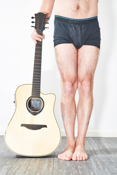 穿着内衣的男人拿着吉他图片下载