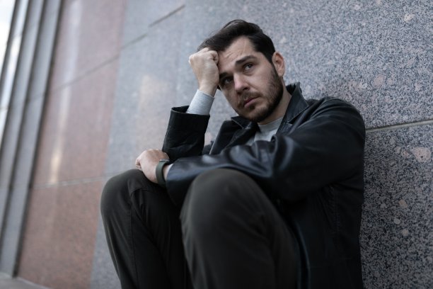 一个有抑郁症症状的男人的肖像图片下载