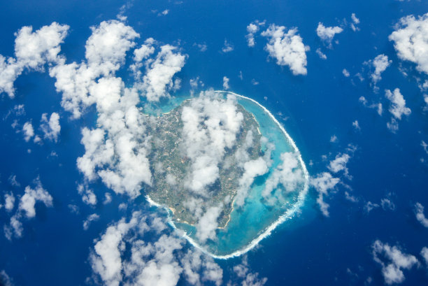 从飞机上俯瞰日本冲绳的美丽海景图片下载