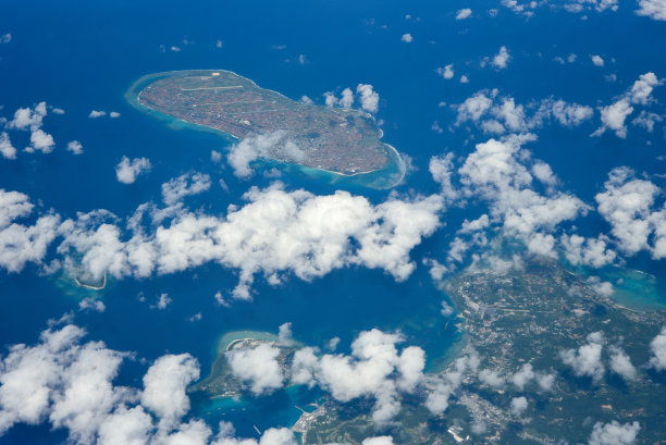 从飞机上俯瞰日本冲绳的美丽海景图片下载