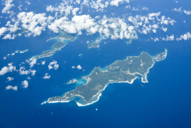 从飞机上俯瞰日本冲绳的美丽海景图片下载