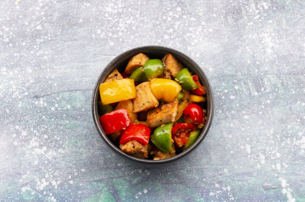 食物健康炒鸡加甜椒碗在蓝木桌上。图片下载