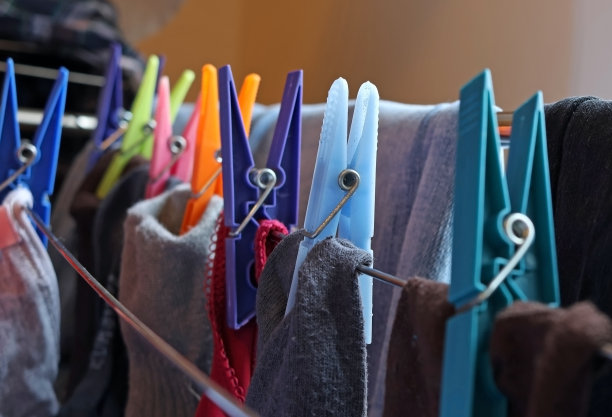 色彩鲜艳的衣服在经过洗衣机后，往往会用镊子烘干图片下载