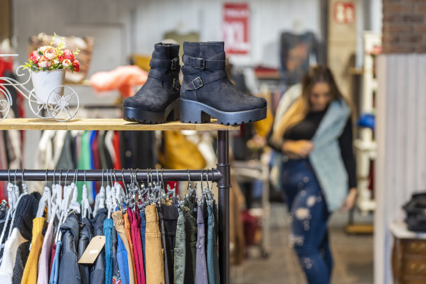 一名超重妇女在服装店大码区试穿衣服图片下载