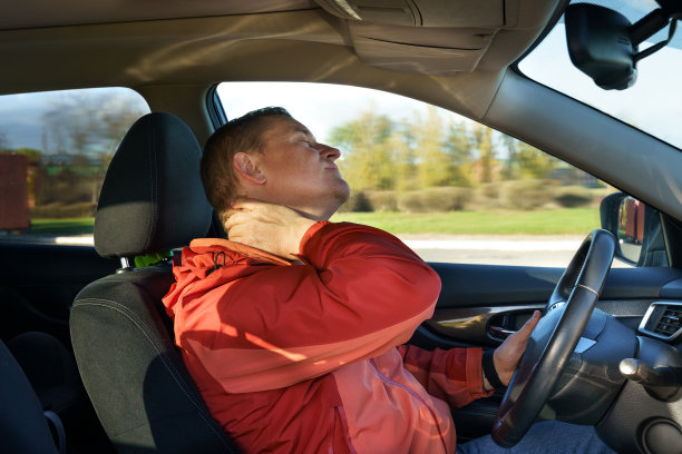 司机长途旅行累了，用手掐着脖子——脖子疼。图片下载