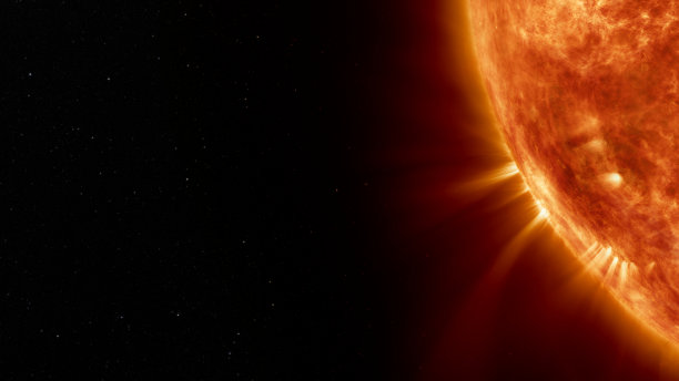 太阳与爆发的等离子体耀斑在外太空概念特写图片下载