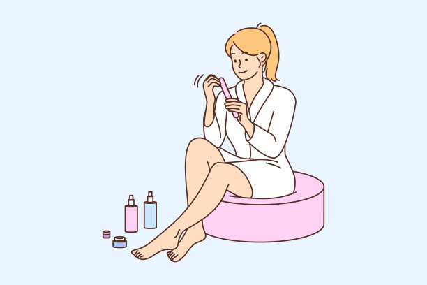 快乐的女人在家做美甲图片下载