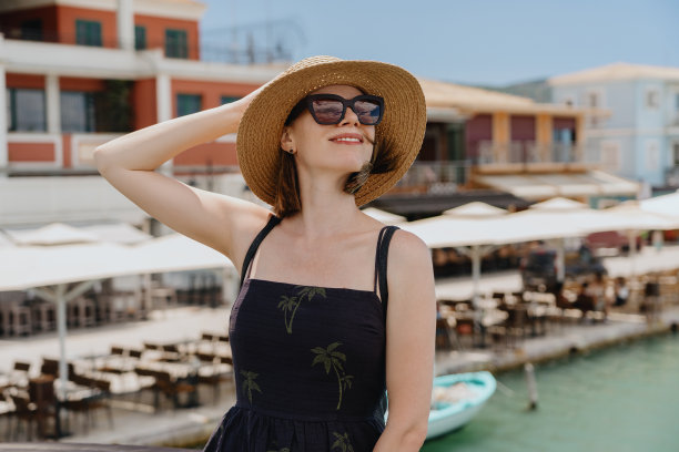 快乐的女旅行者享受她的假期希腊图片下载