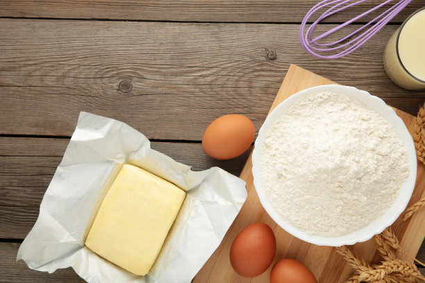 烘焙或烹饪的原料，鸡蛋面粉，擀面杖黄油，牛奶在灰色的木质背景饼干派或蛋糕食谱。图片下载