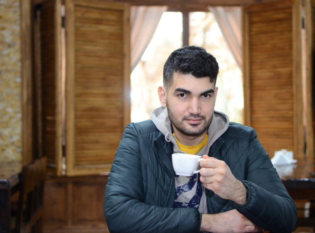 年轻的土库曼人在咖啡馆喝咖啡图片下载