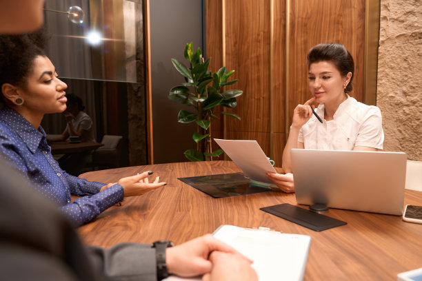 在私人诊所向医务人员咨询图片下载