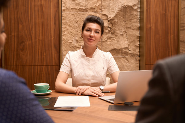 治疗前向病人咨询的医务人员图片下载