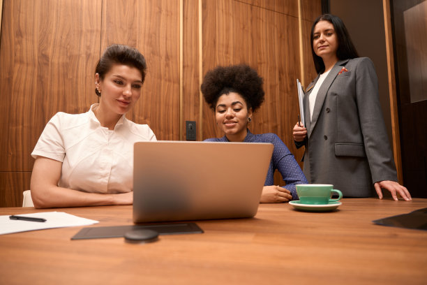 微笑的美国女士看着治疗过程图片下载