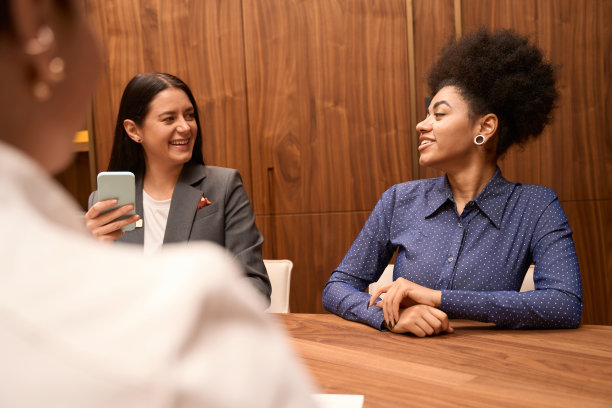 诊所工作人员坐在病人旁边图片下载