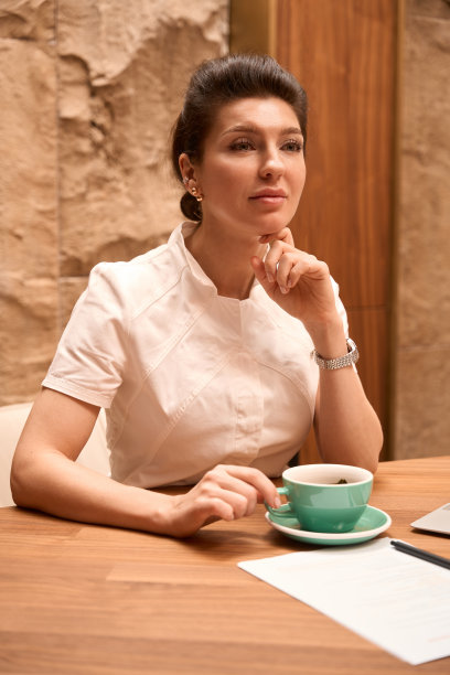 医务工作者在工作时喝咖啡的特写照片图片下载