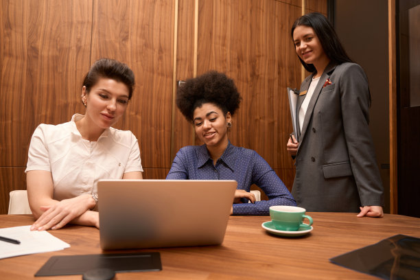 医务人员正在向一名妇女展示治疗过程图片下载