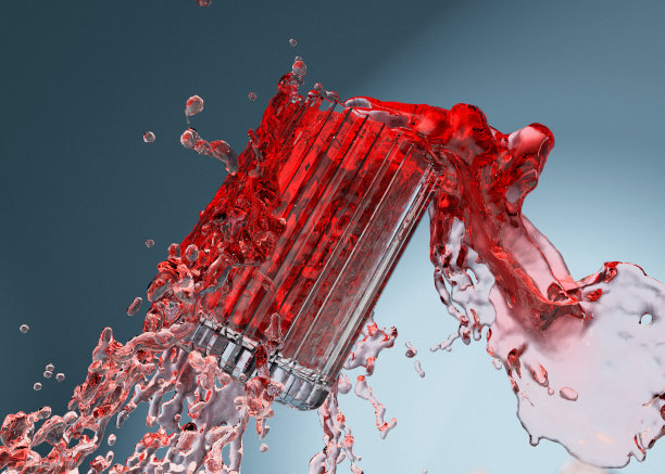 大量的红色果汁从悬浮在半空中的肋状玻璃中溢出。蓝色和白色的工作室背景。没有人。图片下载