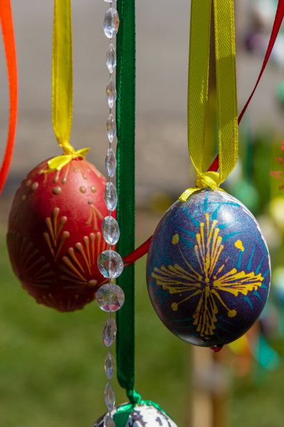 彩绘的彩蛋挂在复活节树的树枝上。重点是一个黄色的鸡蛋由孩子们手绘。图片下载