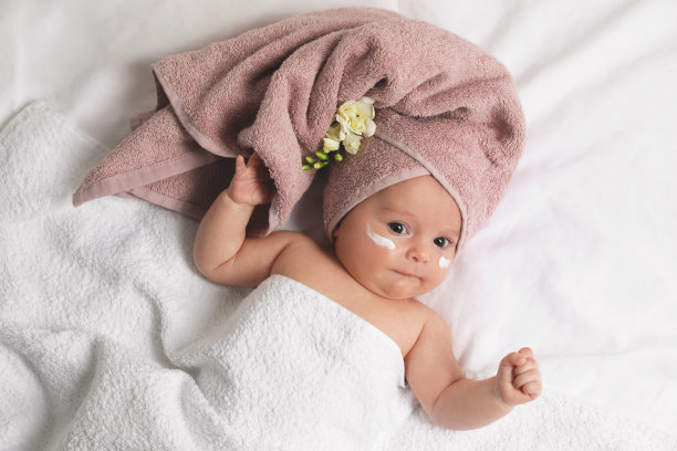 可爱的小婴儿，脸上有奶油，俯视图图片下载