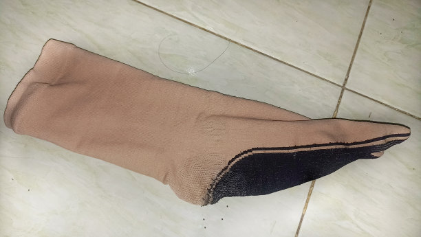 黑色白色的袜子在地板上。孤立的白色背景图片下载