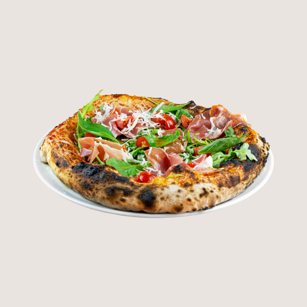 白色背景下的披萨照片。意大利的，美味的披萨。披萨配帕尔玛火腿，芝麻菜和帕尔玛干酪。那不勒斯风格的披萨图片下载