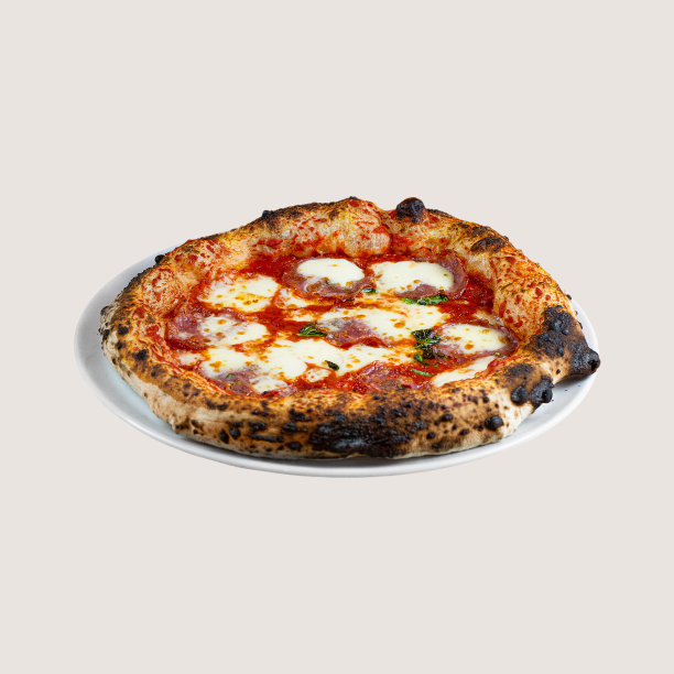 白色背景下的披萨照片。意大利的，美味的披萨。披萨配腊肠。那不勒斯风格的披萨图片下载