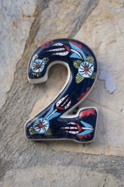 门号挂在墙上。由陶瓷制成的形状图片下载