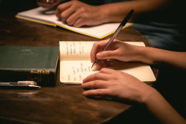 学生晚上写作图片下载