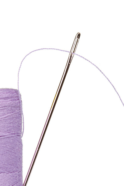 微距绞线紫色与针在白色背景图片下载