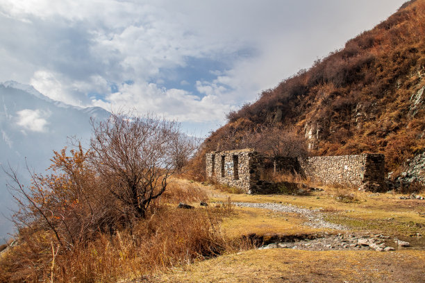 在秋天途中的废墟峡谷著名的远足路线在哈萨克斯坦的大阿拉木图峡谷的日本古道图片下载
