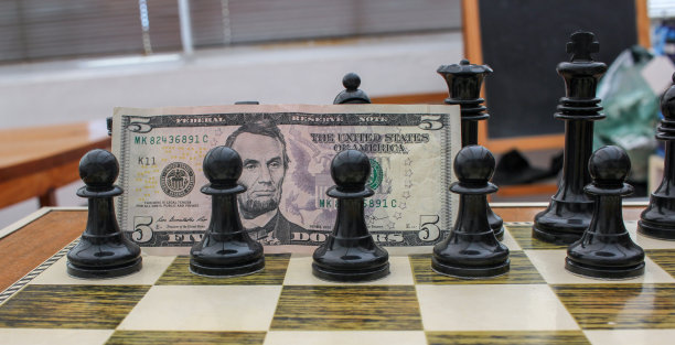 美钞在棋子中图片下载