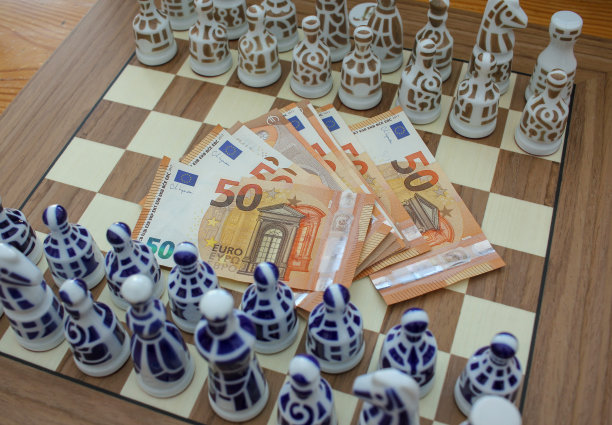 欧元钞票在棋盘中间图片下载