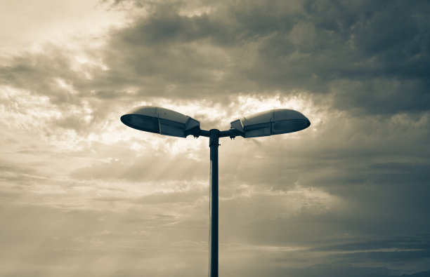 市政街灯在阴雨多云的天空中冉冉升起图片下载