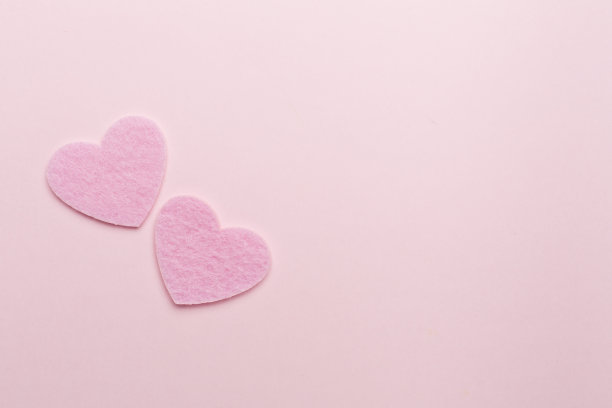 彩色背景上的心形毡，俯视图图片下载