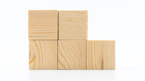 木制方块复制空间的文本隔离在白色背景。概念品种木箱上的空白区域。在盒子上书写概念图片下载