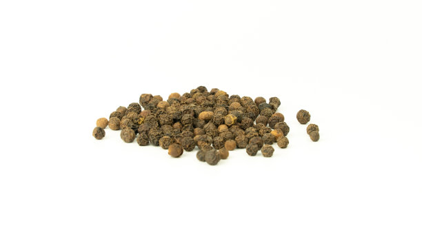 白色背景上孤立的一组黑胡椒。图片下载