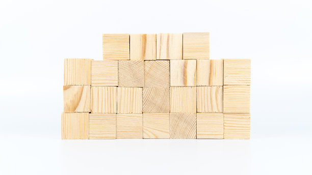 木制方块复制空间的文本隔离在白色背景。概念品种木箱上的空白区域。在盒子上书写概念图片下载
