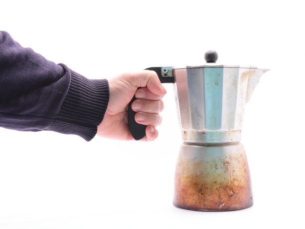 在家工作。咖啡的时刻。休息时间喝杯咖啡。咖啡表达。铝制咖啡壶，干净的咖啡壶。图片下载