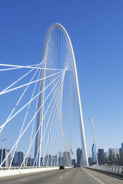 玛格丽特亨特山大桥，背景是湛蓝的天空和达拉斯市中心的天际线图片下载