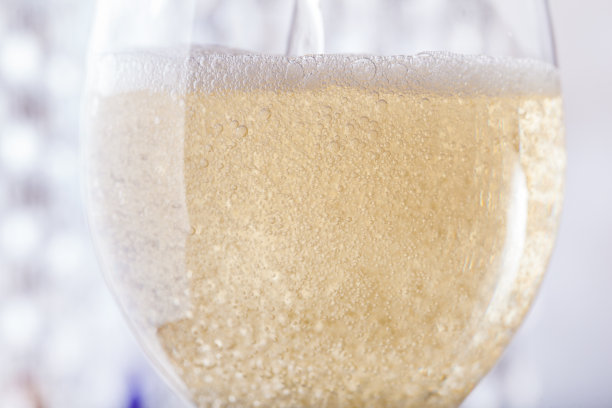 酒杯里盛着香槟，背景是闪亮的玩具图片下载