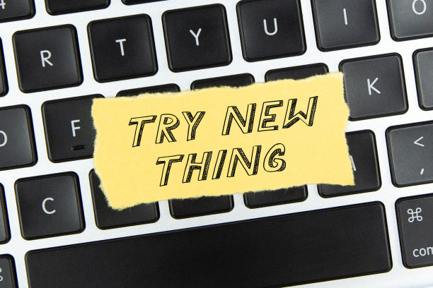 在笔记本电脑键盘上的破纸上尝试新东西图片下载