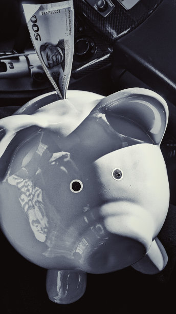 有钱的存钱罐图片下载